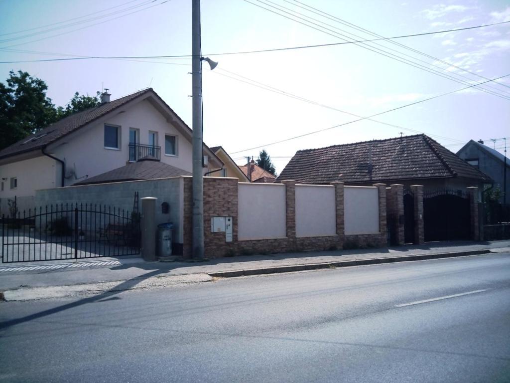 Walnut Apartment With Sauna And Pond Topoľčany Εξωτερικό φωτογραφία